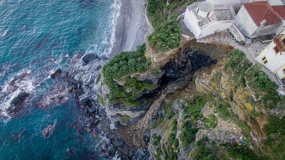 Σκόπελος: Στο χείλος του γκρεμού τα σπίτια λόγω κατολίσθησης – Δείτε τις εικόνες και το βίντεο